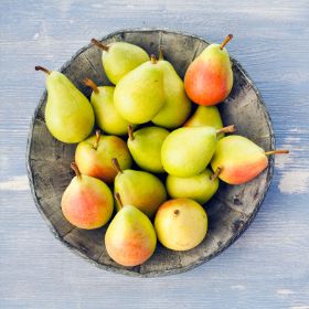 Green pears in bowl