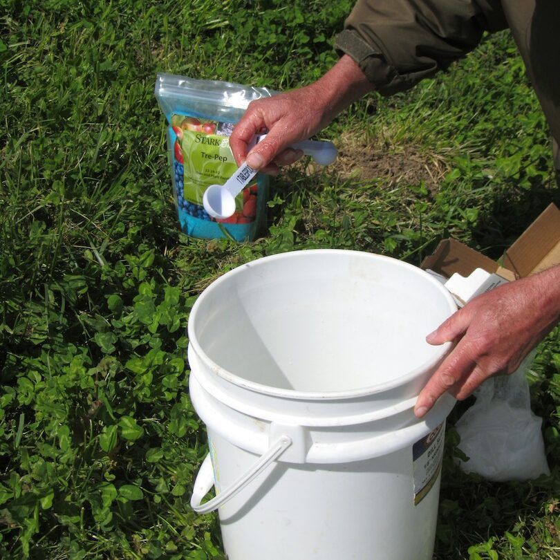 Stark Tre-Pep Demonstration Mixing Stark Tre-Pep Fertilizer